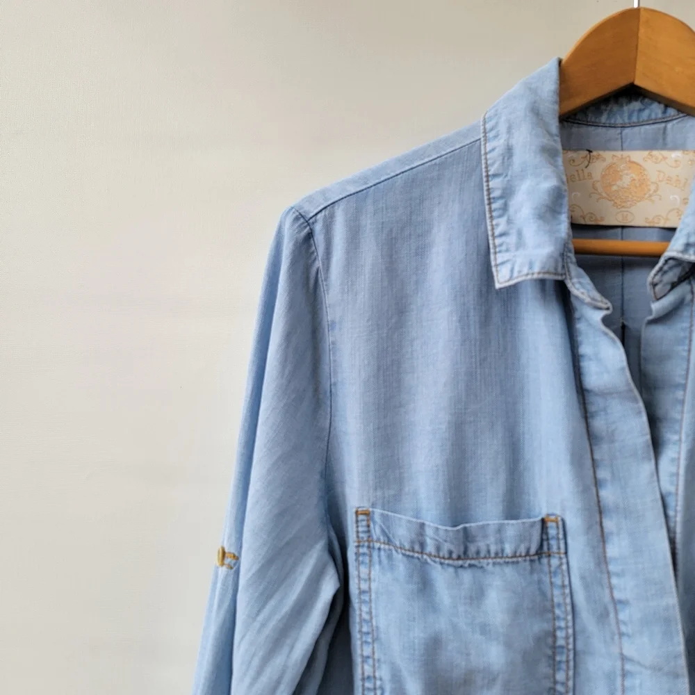 Bella Dahl Chambray Blouse Size Medium Blue Split Back Roll Tab Sleeves Coastal - Picture 3 of 16